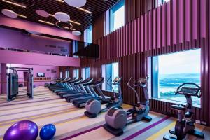 台北的住宿－台北北投雅樂軒酒店，一间健身房,里面设有一排跑步机和椭圆机