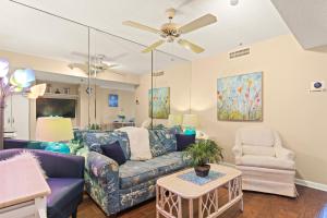 un soggiorno con divano e sedia di Cozy & Charming Oceanfront Condo #803 @ Buena Vista a Myrtle Beach