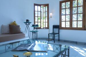 ein Wohnzimmer mit einem Glastisch und einer Couch in der Unterkunft La villa del sol - pool & spa and staff in Puerto Vallarta