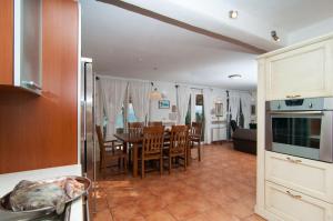 eine Küche und ein Esszimmer mit Tisch und Stühlen in der Unterkunft Villa Sea Mill in Mirce