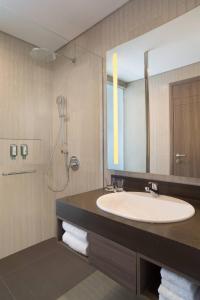 uma casa de banho com um lavatório e um espelho em Fairfield by Marriott Belitung em Tanjungpandan