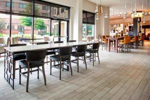 Restoran või mõni muu söögikoht majutusasutuses Sheraton McKinney