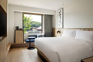 um quarto de hotel com uma cama e uma janela em Fairfield by Marriott Tochigi Utsunomiya em Utsunomiya