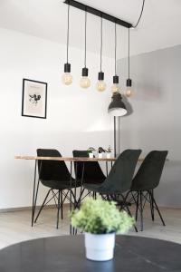 un comedor con una mesa con sillas y luces en Business & Family - Zentral, 24h Check-In, XXL TV, en Siegburg