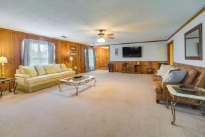 ein Wohnzimmer mit 2 Sofas und einem TV in der Unterkunft Pet-Friendly Hollywood Cabin Apartment Near Lake! 