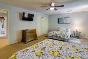 1 Schlafzimmer mit 2 Betten und einem Flachbild-TV in der Unterkunft Pet-Friendly Hollywood Cabin Apartment Near Lake! 