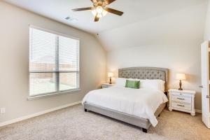 1 dormitorio con 1 cama y ventilador de techo en Spacious Forney Home Rental with Game Room!, en Forney