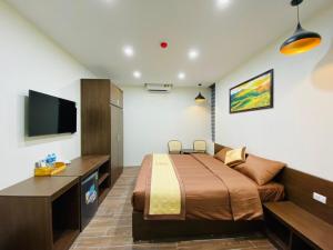 um quarto com uma cama e uma televisão de ecrã plano em Heaven Hill Hotel & Hot Spring em Cham Ta Lao