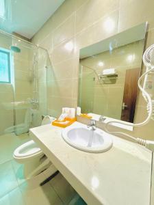 Cham Ta Lao的住宿－Heaven Hill Hotel & Hot Spring，一间带水槽、卫生间和镜子的浴室