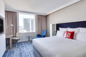 Ліжко або ліжка в номері Sydney Harbour Marriott Hotel at Circular Quay