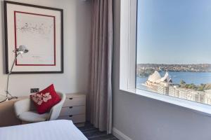 ein Hotelzimmer mit einem Fenster mit Blick auf Sydney in der Unterkunft Sydney Harbour Marriott Hotel at Circular Quay in Sydney