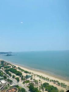 uma vista aérea de uma praia e do oceano em Can ho Muong Thanh em Cửa Lò