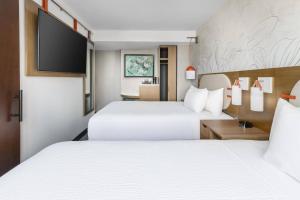 ein Hotelzimmer mit 2 Betten und einem Flachbild-TV in der Unterkunft SpringHill Suites by Marriott New York Manhattan Chelsea in New York