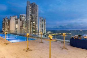 Bazén v ubytování Residence Inn by Marriott Panama City nebo v jeho okolí