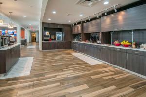 a restaurant with wooden flooring and a bar at TownePlace Suites by Marriott Vidalia Riverfront in Vidalia