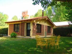 una mesa y sillas frente a una casa en Cabañas Pequeño Paraíso en Tunuyán