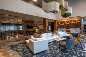 The lounge or bar area at Courtyard by Marriott San Luis Potosi, Los Lagos