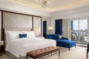 Ein Bett oder Betten in einem Zimmer der Unterkunft The St. Regis Jakarta