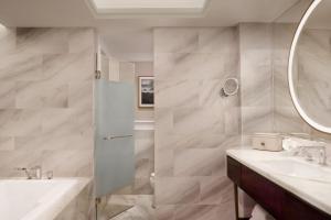 Ein Badezimmer in der Unterkunft The St. Regis Jakarta