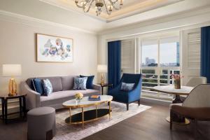 ein Wohnzimmer mit einer Couch und einem Tisch in der Unterkunft The St. Regis Jakarta in Jakarta