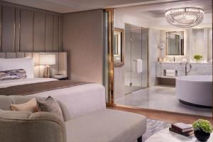 Ein Bett oder Betten in einem Zimmer der Unterkunft The St. Regis Jakarta