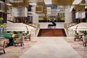 een weergave van de lobby van een hotel met een vleugel bij The St. Regis Jakarta in Jakarta