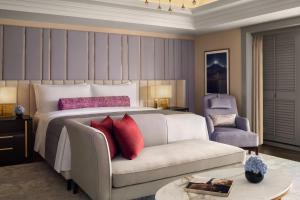 Ein Sitzbereich in der Unterkunft The St. Regis Jakarta