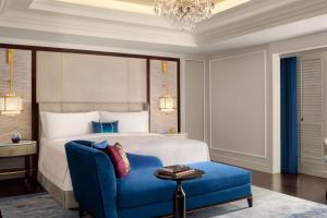 Ein Bett oder Betten in einem Zimmer der Unterkunft The St. Regis Jakarta