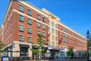 um grande edifício de tijolos vermelhos com um relógio numa rua em Residence Inn by Marriott Portsmouth Downtown em Portsmouth