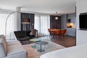 a living room with a couch and a table at Residence Inn by Marriott Frankfurt City Center in Frankfurt/Main
