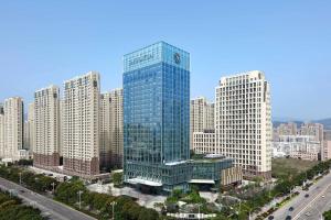 福清福清金辉喜来登酒店的城市中一座带有钟楼的高大玻璃建筑