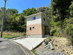 SHIRAHAMA condominium D-100 في Kanayama: منزل على جانب الطريق