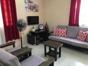 A seating area at Lemon Transient House