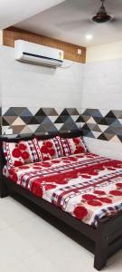 Postel nebo postele na pokoji v ubytování SAMPATH RESIDENCY