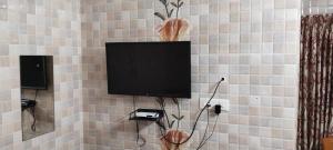TV a/nebo společenská místnost v ubytování SAMPATH RESIDENCY