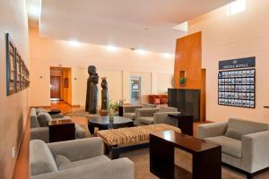 una sala d'attesa con divani, sedie e tavolo di Protea Hotel by Marriott Ondangwa a Ondangwa