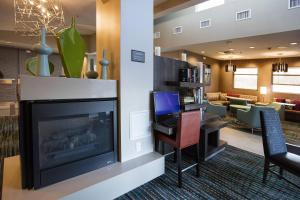een lobby met een open haard en een woonkamer bij Residence Inn by Marriott Lake Charles in Lake Charles