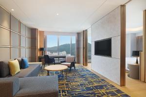 A seating area at Sheraton Shenzhen Nanshan