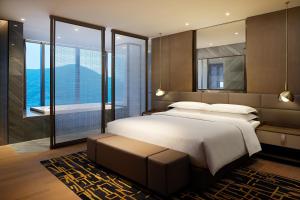 Ένα ή περισσότερα κρεβάτια σε δωμάτιο στο Sheraton Shenzhen Nanshan