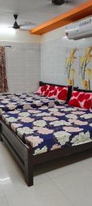 Postel nebo postele na pokoji v ubytování SAMPATH RESIDENCY