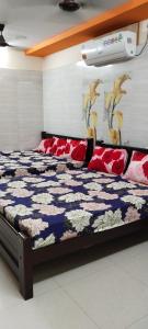 Postel nebo postele na pokoji v ubytování SAMPATH RESIDENCY