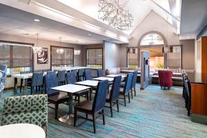 une salle à manger avec des tables et des chaises dans un restaurant dans l'établissement Residence Inn by Marriott Lakeland, à Lakeland