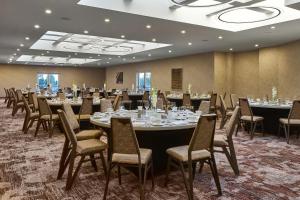 uma grande sala de banquetes com mesas e cadeiras em The Westin Tysons Corner em Tysons Corner