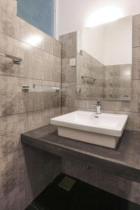 uma casa de banho com um lavatório branco e um espelho. em Kandy Hub Guest House em Kandy