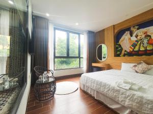 1 dormitorio con cama y ventana grande en Tuan Lien Villa Tam Dao, en Tam Ðảo
