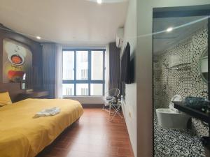 um quarto com uma cama amarela e uma janela em Tuan Lien Villa Tam Dao em Tam Dao