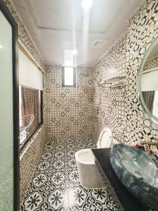 La salle de bains est pourvue d'un lavabo et de toilettes. dans l'établissement Tuan Lien Villa Tam Dao, à Tam Ðảo