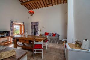 een keuken en een woonkamer met een houten tafel bij Appartamento con vista panoramica in Chianti in San Donnino