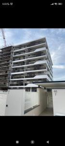 ein großes Apartmenthaus vor einem Gebäude in der Unterkunft SUITE GENTILE in Bari