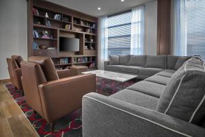 uma sala de estar com um sofá e cadeiras em Four Points by Sheraton Edmonton West em Edmonton